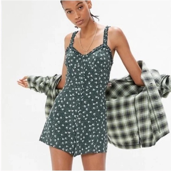 Urban Outfitters Green Floral Ruffle Sleeveless Romper Size XS - Picture 1 of 9
